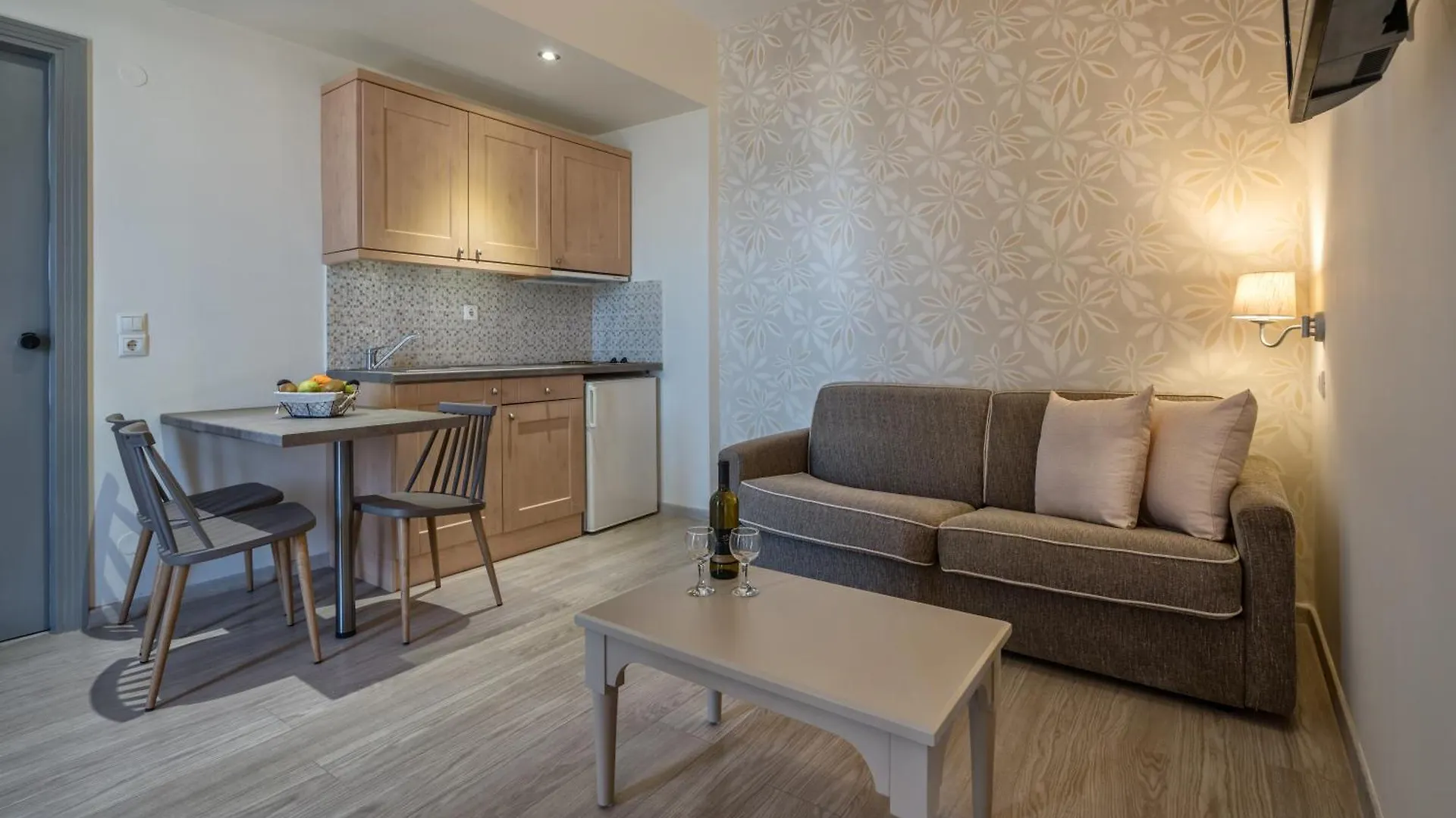 호텔 Lefkoniko Beach & Icarus Suite Apts 레팀노