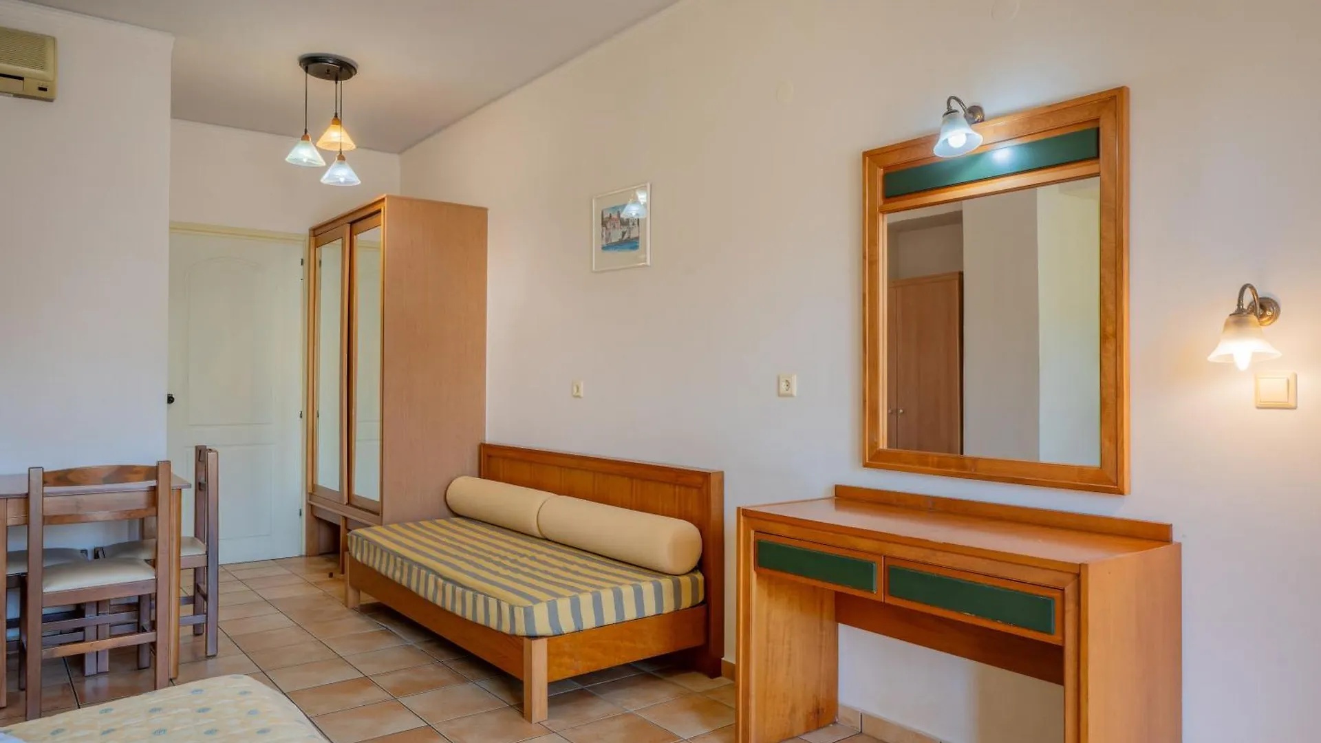 호텔 Lefkoniko Beach & Icarus Suite Apts 레팀노
