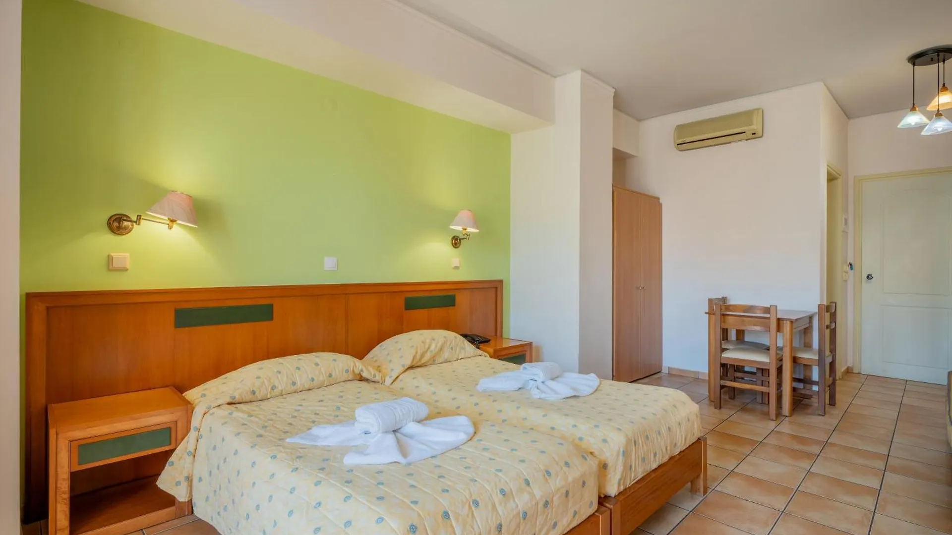 Lefkoniko Beach & Icarus Suite Apts 레팀노