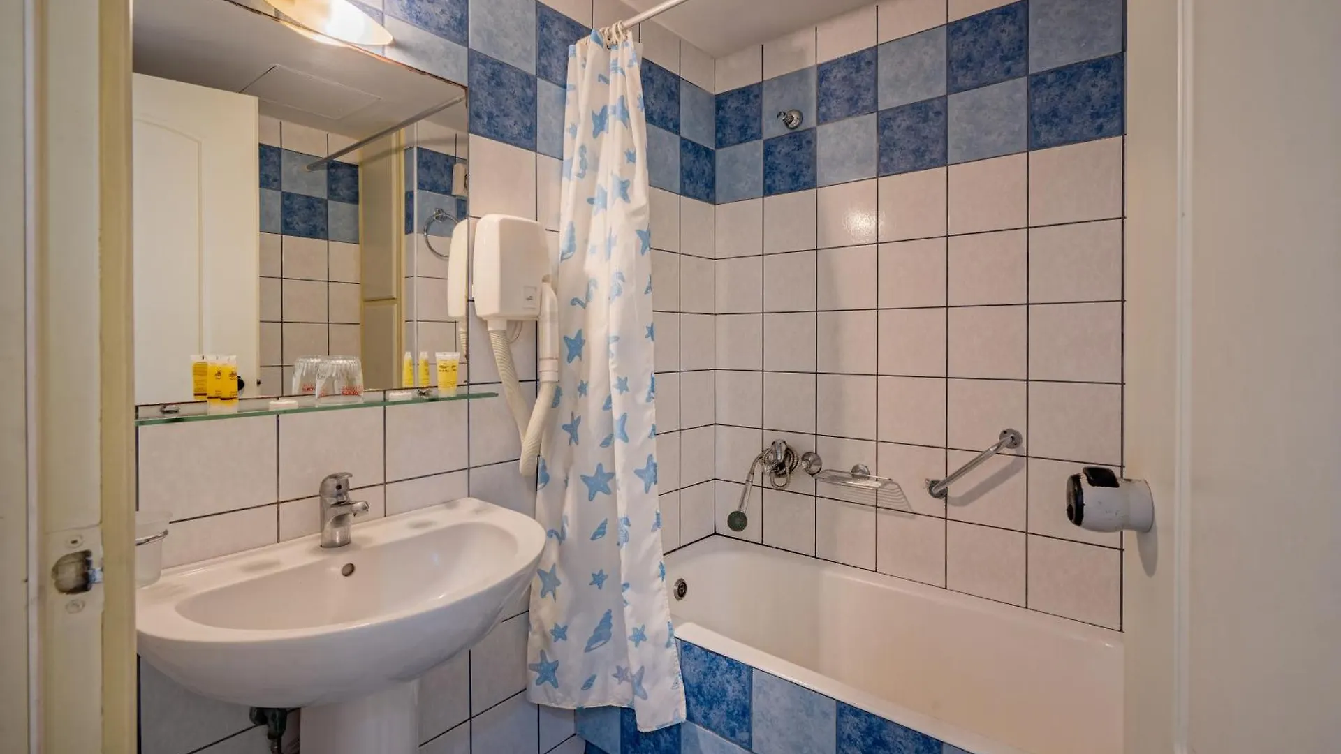 Lefkoniko Beach & Icarus Suite Apts 레팀노